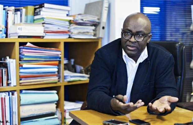 MACKY OFFRE UN PASSEPORT DIPLOMATIQUE À ACHILLE MBEMBÉ