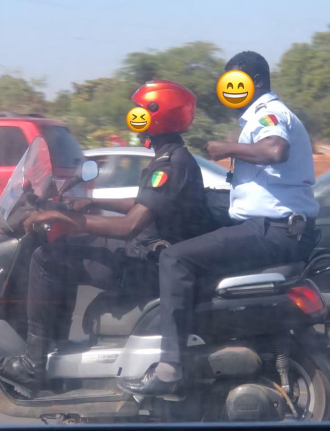 Photos: deux policiers roulent sans casques sur le péage, à bord d'un scooter