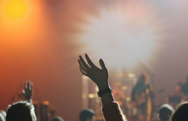 Video – Urgent – Après Papa Wemba, Un Autre Chanteur Meurt En Plein Concert