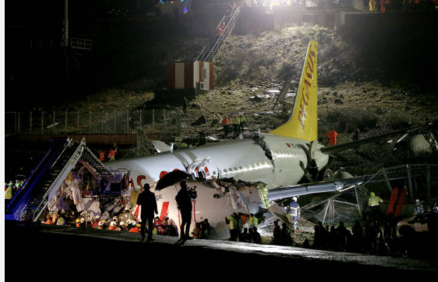 Turquie: un avion se brise en deux après une sortie de piste lors de son atterrissage à Istanbul, 52 blessés