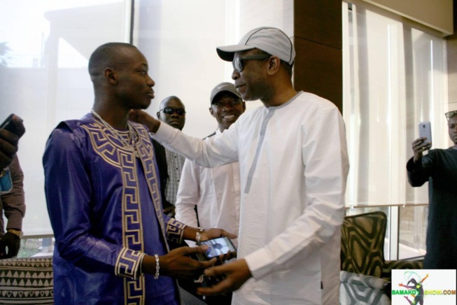 Les images de l’arrivée de Youssou Ndour à Bamako, accueilli par Sidiki Diabaté