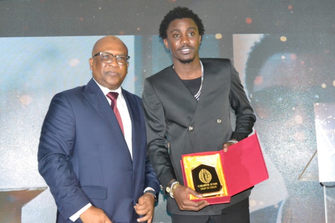 Wally Seck honoré par le président Mbagnick Diop à la soirée des Cauris d'or