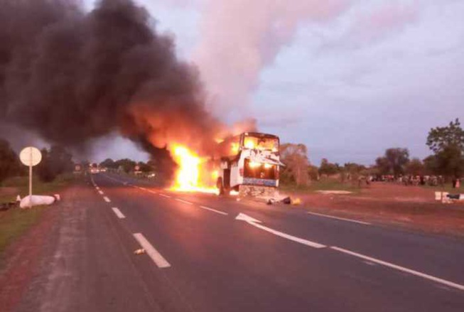 Kaolack : Un bus part en fumée à l’entrée de Ngathie Naoudé.