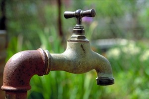 Remplacer le robinet par le « Ndaal » ou comment rire de la pénurie d’eau? par Rabia Diallo