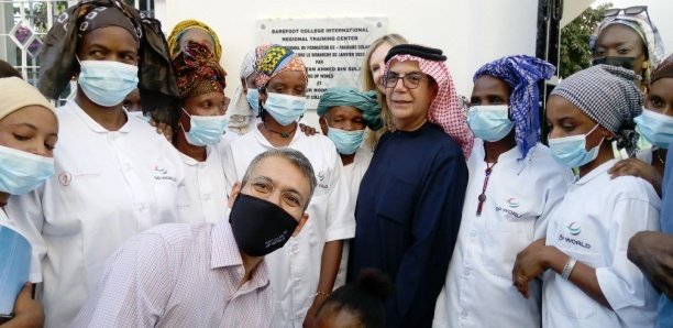 Toubab Dialaw : Des femmes rurales formées à la fabrication de panneaux solaires (Barefoot college international)