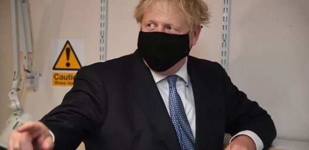 Boris Johnson aurait menti au sujet des apéros à Downing Street: “Il savait qu’il était à un cocktail”