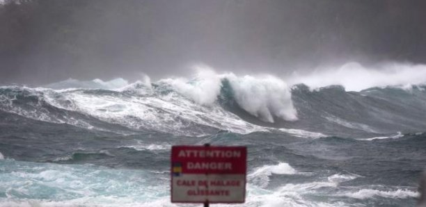 Cyclone Batsirai : 12 blessés recensés, le préfet estime que «le pire n'est pas passé»