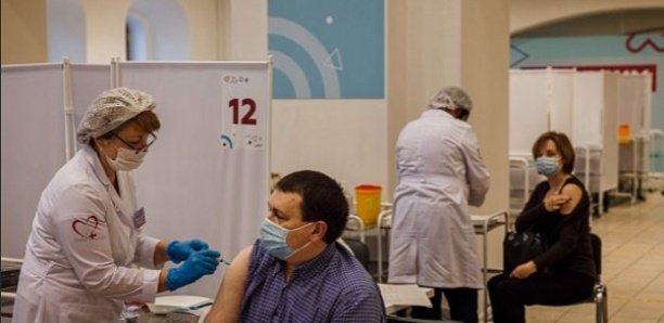 Pas encore de décision sur une dose de vaccin supplémentaire pour les plus de 80 ans