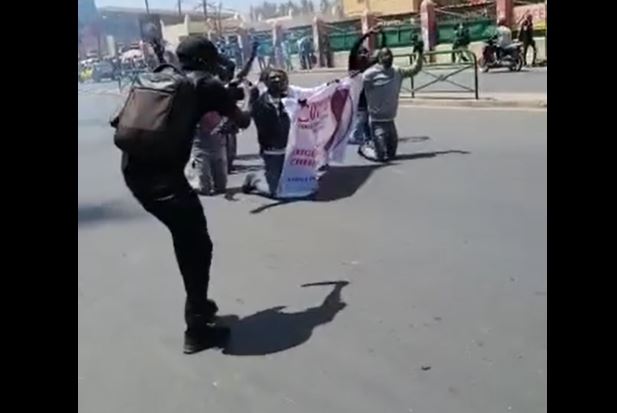 Marche de soutien à Cheikh Oumar Diagne : Echauffourées entre policiers et manifestants suivies d’arrestations