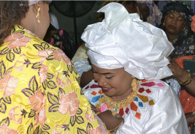 Une pluie d or et de bijoux au YEEBBI de la belle fille du président Mbagnick Diop à sa belle mère Diatou Sane