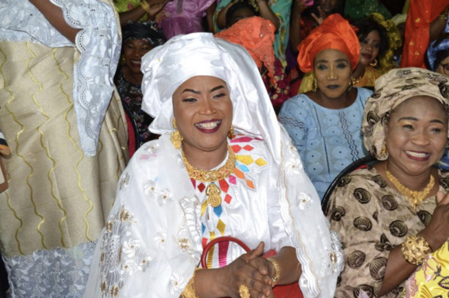 Une pluie d or et de bijoux au YEEBBI de la belle fille du président Mbagnick Diop à sa belle mère Diatou Sane