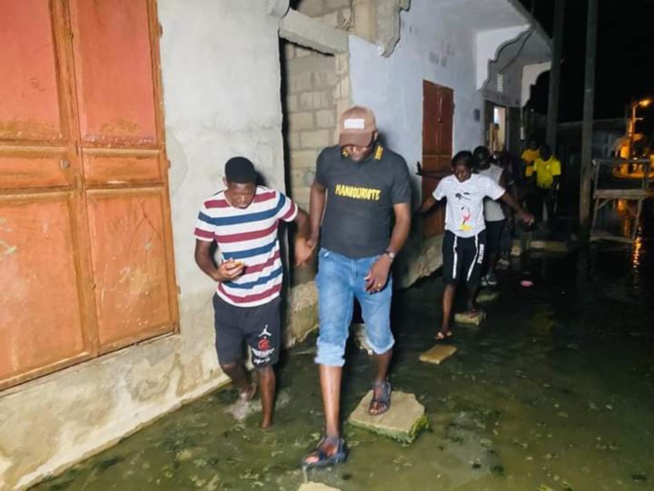 Inondations à Saint-Louis : Le DG du CROUS vole au secours des populations et leurs apporte son soutien