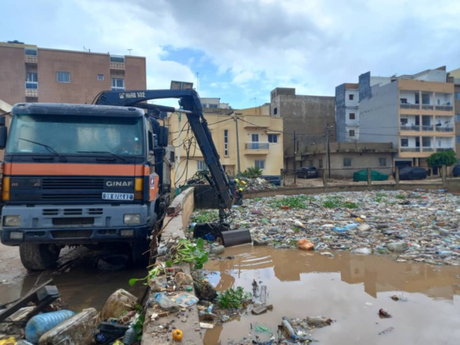 Photos/Videos: Les déchets ralentissent l'évacuation des eaux