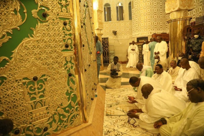 Touba: Après sa visite chez le khalife, Macky Sall s'est recueilli au mausolée de Cheikh Ahmadou Bamba