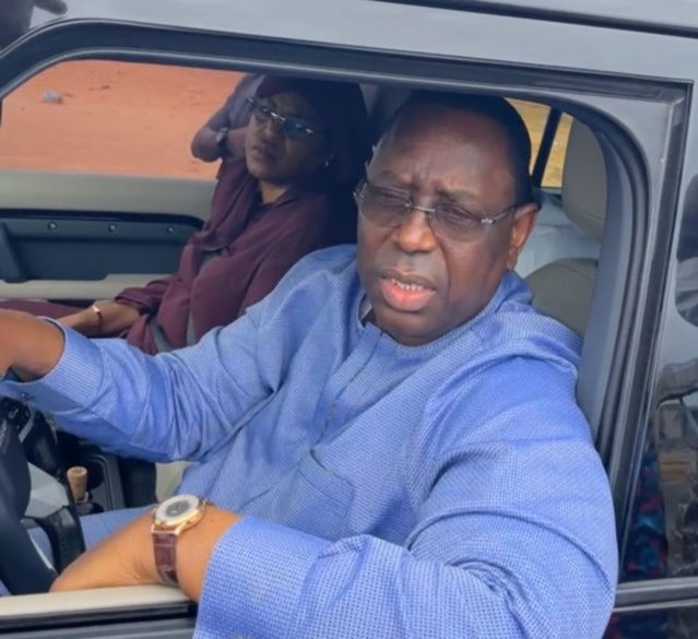 Macky Sall en mode « doxantu » dans la banlieue - Un Président proche de son peuple (IMAGES)