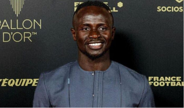 Ballon d’Or : Sadio Mané arrive à la cérémonie et son accoutrement émerveille les fans