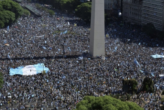 L'Argentine championne du monde: ivres de joie, soulagés, les Argentins par millions dans les rues