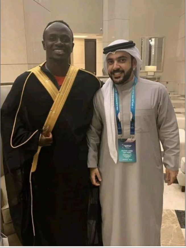 En image Sadio Mané en bisht qatari: Fan de Messi ? Appréciez...