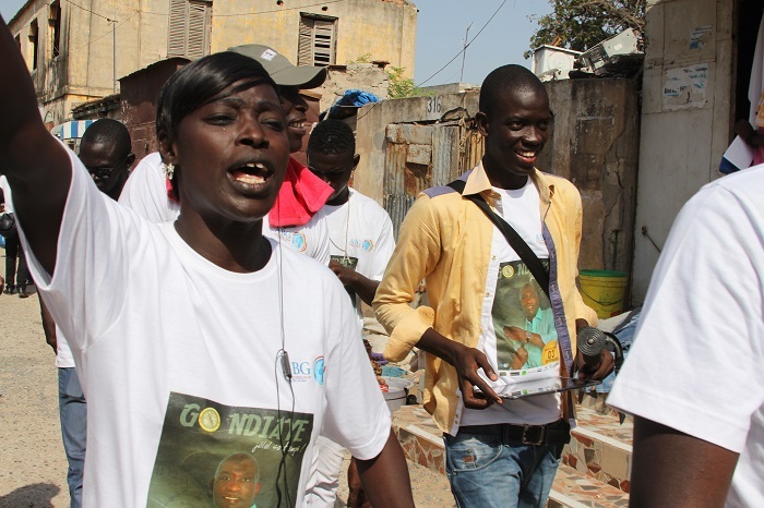 Caravane de distribution de l'album "Jelal sa temps" de Gorgui Ndiaye 1500 vendus en seule journée.Revivez les images.