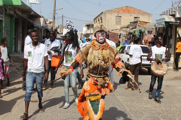 Caravane de distribution de l'album "Jelal sa temps" de Gorgui Ndiaye 1500 vendus en seule journée.Revivez les images.