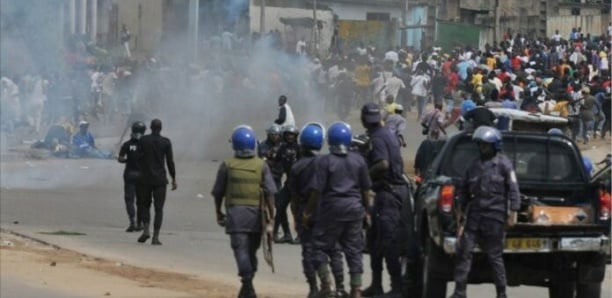 Ousmane Sonko refuse de passer par la Corniche Ouest : Des tirs de gaz lacrymogènes pour disperser la foule...