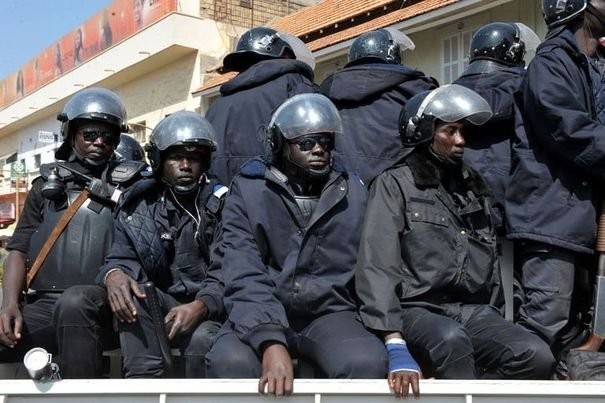 Les gendarmes interrompent le colloque du Front contre le sommet de la Francophonie