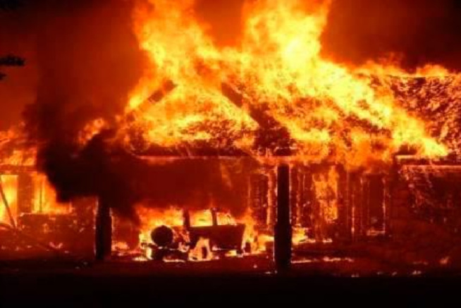 Kédougou : Plus de 200 cases consumées, une dispute amoureuse serait à l’origine de l’incendie