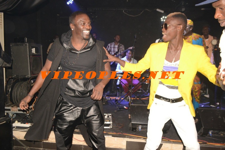 12 Photos :"Rakadiou show" avec Pape Diouf : Akon "Tothie na" Baramundi