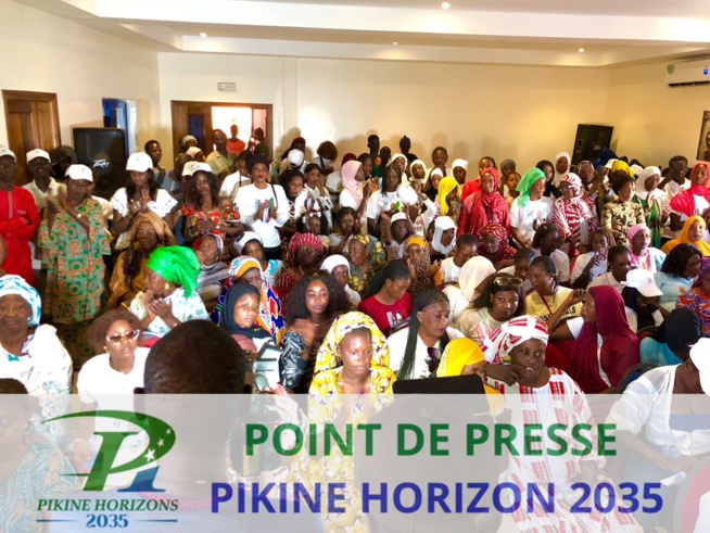 En images forte mobilisation de Cheikh Sène du Mouvement Pikine Horizons 2035 face à la presse.