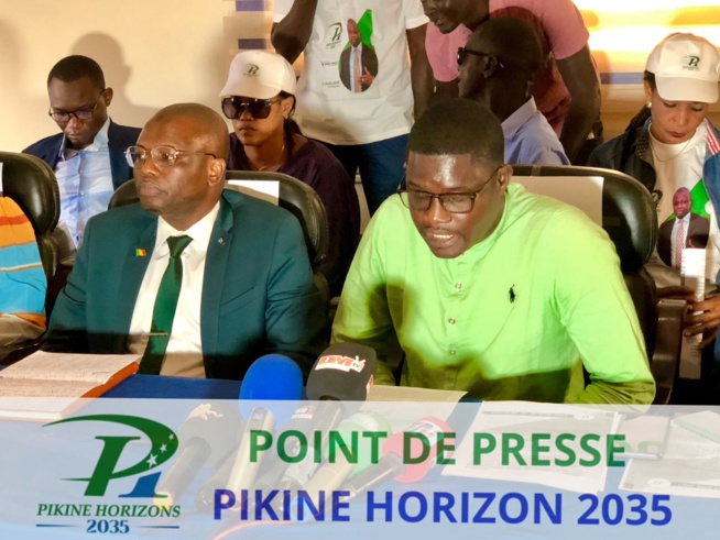 En images forte mobilisation de Cheikh Sène du Mouvement Pikine Horizons 2035 face à la presse.