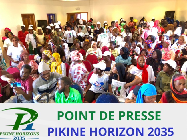 En images forte mobilisation de Cheikh Sène du Mouvement Pikine Horizons 2035 face à la presse.