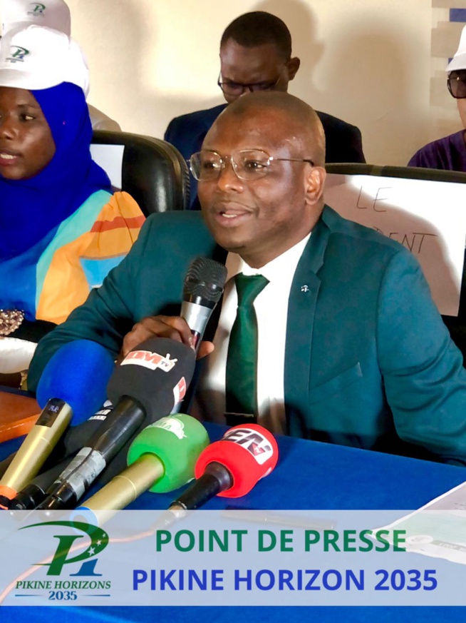 En images forte mobilisation de Cheikh Sène du Mouvement Pikine Horizons 2035 face à la presse.