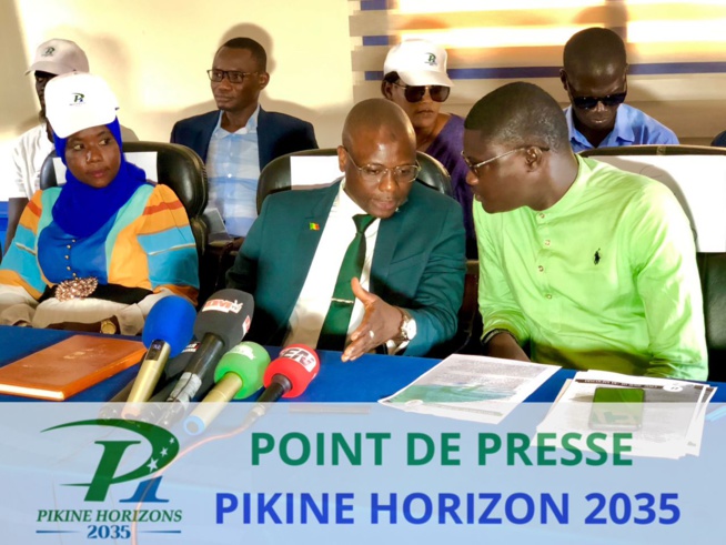 En images forte mobilisation de Cheikh Sène du Mouvement Pikine Horizons 2035 face à la presse.