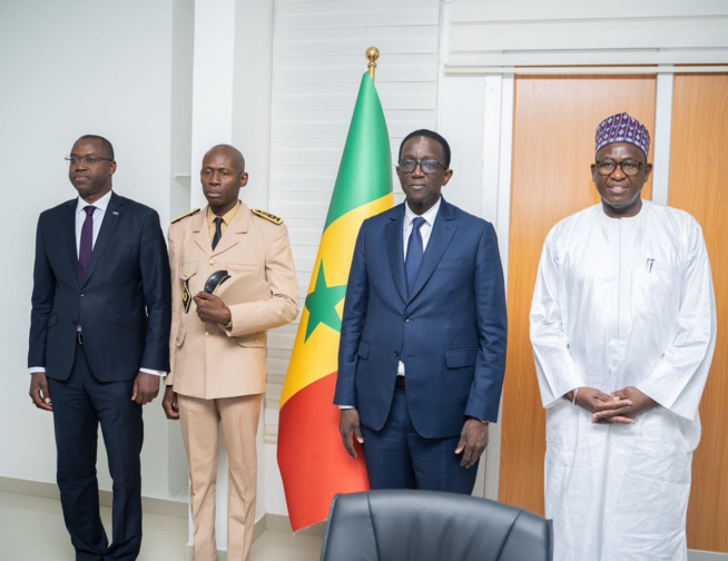 PHOTOS PASSATION DE SERVICE: Le PM Amadou Ba et les deux ministres sortants Aly Saleh Diop et Yankhoba Diattra.