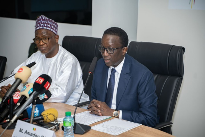 PHOTOS PASSATION DE SERVICE: Le PM Amadou Ba et les deux ministres sortants Aly Saleh Diop et Yankhoba Diattra.