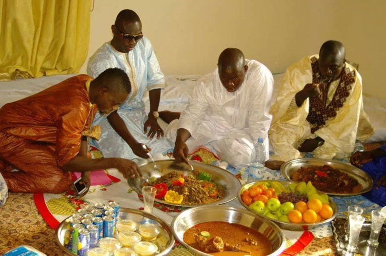 Le chanteur Pape Diouf et ses amis autour d'un succulent "berndel" à Touba