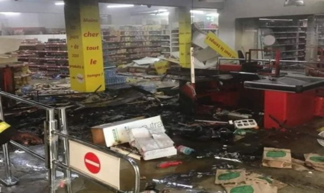 Manifestation à Dakar : La station Total de Castors et le magasin Auchan saccagés, un véhicule de la Sénélec incendié