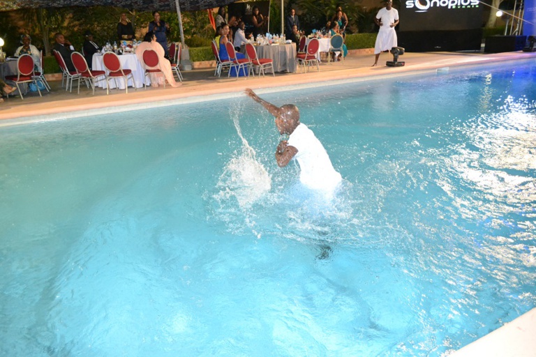 Le danseur de Pape Diouf termine sa course dans la piscine. Regardez