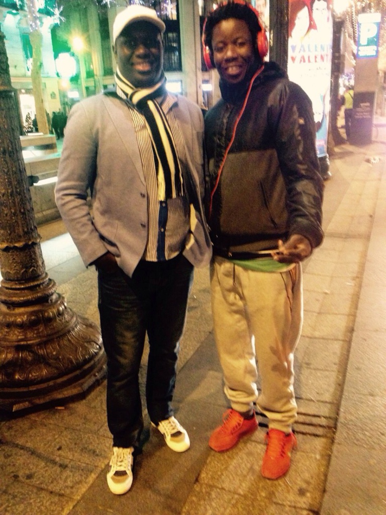 Salam Diallo pose avec son frère à Paris