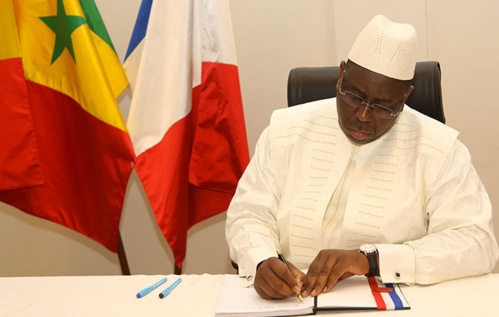 Macky Sall signant le registre de condoléances : "le terrorisme doit être vaincu par tous les moyens"