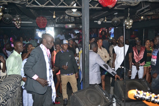 Images: Pape Diouf signe un retour explosif avec son "Show rakadiou" au Madison. Regardez