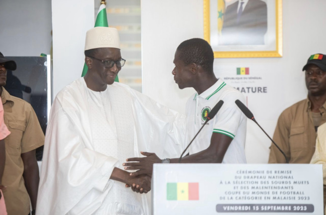 CEREMONIE DE REMISE DU DRAPEAU A L’EQUIPE NATIONALE DE FOOTBALL DES SOURDS POUR LA COUPE DU MONDE EN MALAISIE