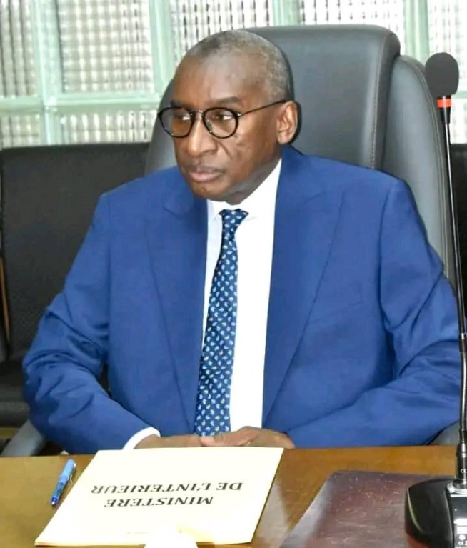  Passation de service- Le Ministre de l’Intérieur sortant, M. Antoine Félix Abdoulaye DIOME etle Ministre de l’Intérieur entrant, Me Sidiki KABA,