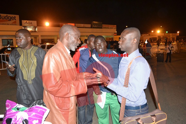 Les images du départ de Pape Diouf à l'aéroport LSS pour Paris. Regardez