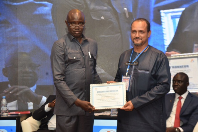 Remise d'attestations d'honneur et les prix aux récipiendaires de la 6eme éditions des Star-up AFRITECH avec le MEDS en collaboration avec le CJES.