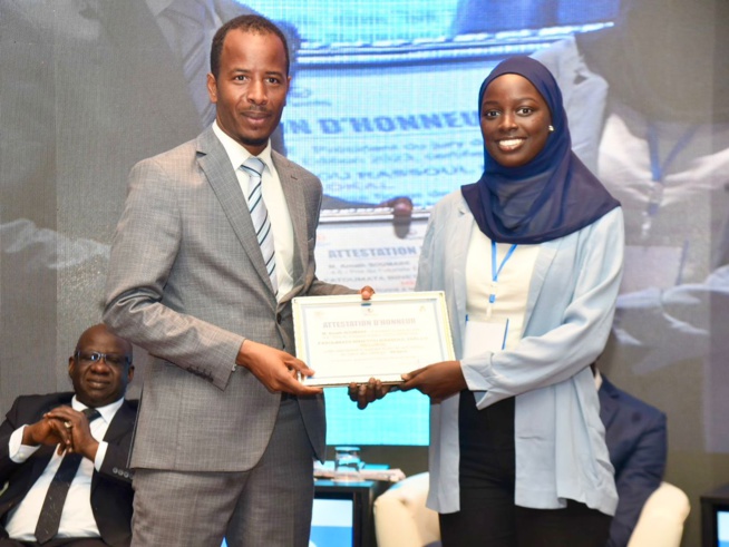 Remise d'attestations d'honneur et les prix aux récipiendaires de la 6eme éditions des Star-up AFRITECH avec le MEDS en collaboration avec le CJES.