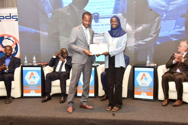 Remise d'attestations d'honneur et les prix aux récipiendaires de la 6eme éditions des Star-up AFRITECH avec le MEDS en collaboration avec le CJES.