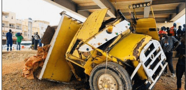 Kédougou : Un camion finit sa course sous un pont, le chauffeur coincé