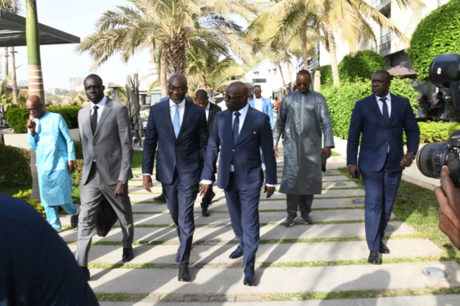 En images de la cérémonie de remise du trophée de l'Homme de l'année 2023 au DG de la SENELEC par Rewmi Quotidien