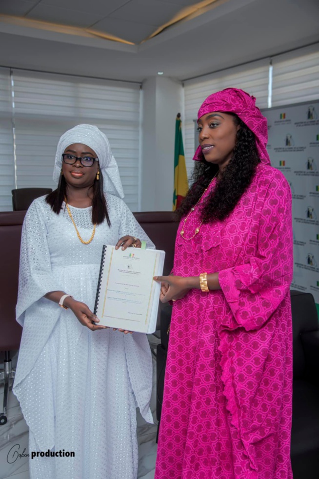 Photos/ Ministère de la femme...: Passation de service entre Thérèse Faye et Fatou Diané